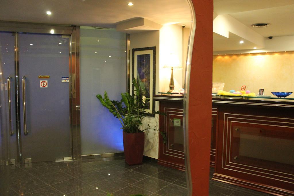 Carol Hotel Piraeus Luaran gambar