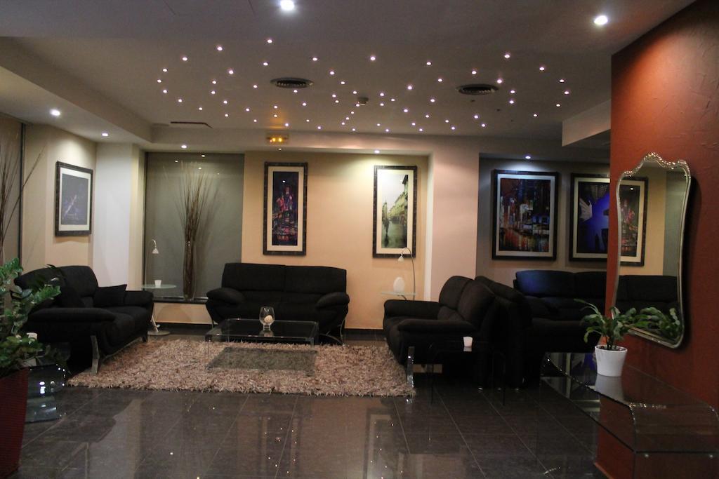 Carol Hotel Piraeus Luaran gambar